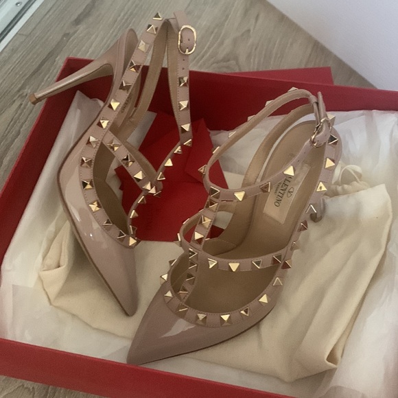 VALENTINO GARAVANI
Rockstud Patent Leather Ankle.
Strap Pumps - Picture 5 of 7